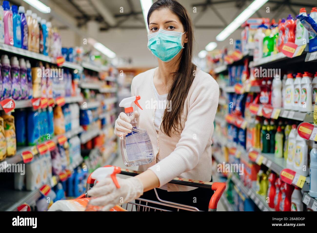 Donna che indossa maschera protettiva per la preparazione della quarantena di diffusione pandemica del virus.igiene, prodotti di pulizia e disinfezione.misure preventive e prote Foto Stock