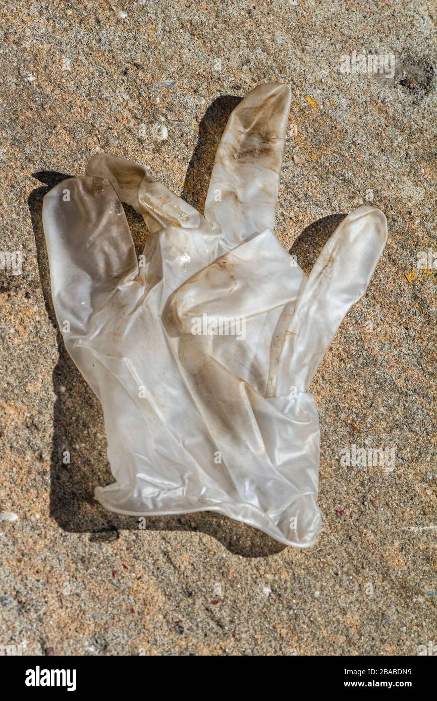 Gli oggetti scartati sono rimasti per le strade dalla COVID-19 a Williamsburg, Brooklyn su Lorimer Street. Foto Stock