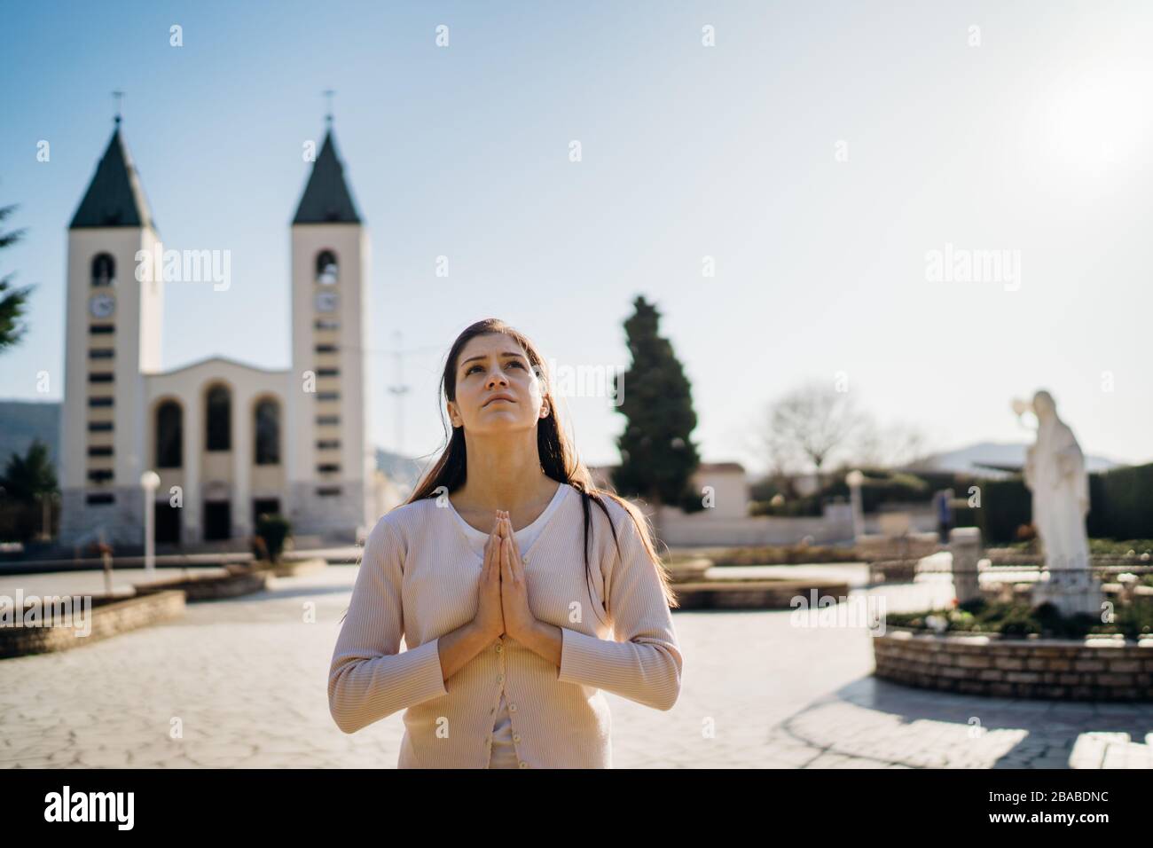 Donna religiosa che prega a Dio a causa del romanzo coronavirus covid-19 (2019-nCoV) focolaio.Donna in stress emotivo e dolore.cristianesimo.religione forte, Foto Stock