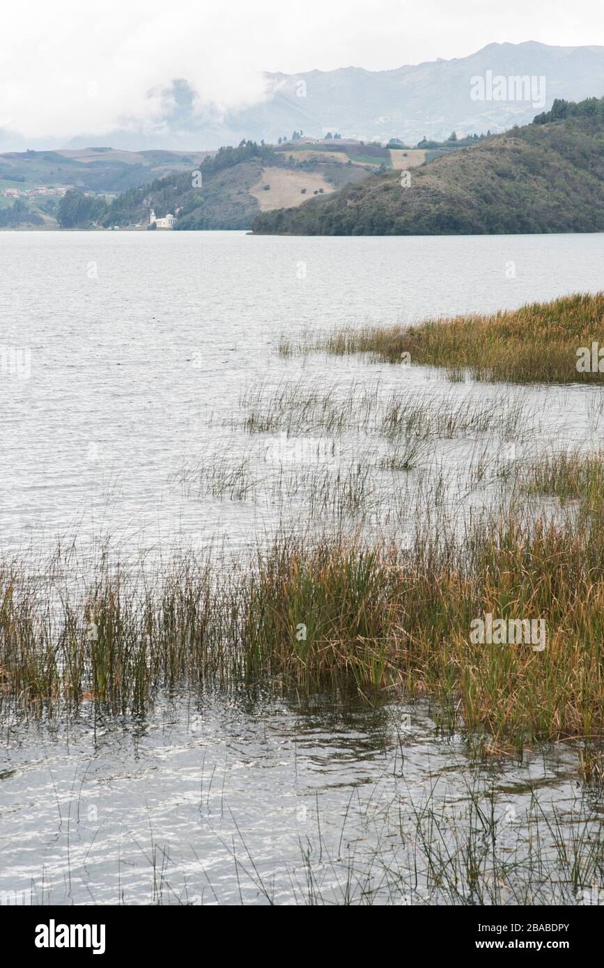 Paesaggio naturale dall'isola di San Pedro o Isla Grande, nel lago Tota, il più grande della Colombia Foto Stock