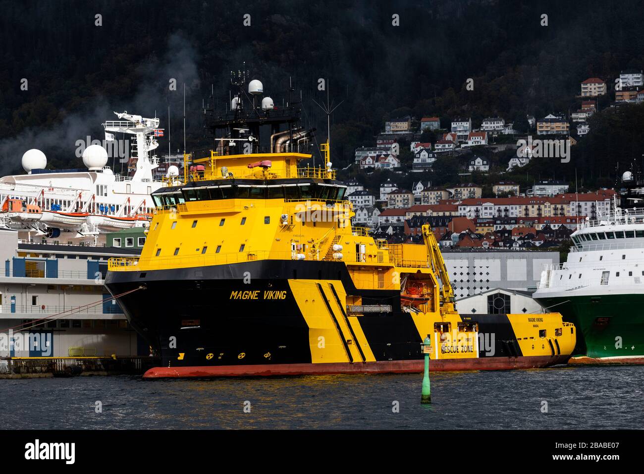 Fornitura offshore di classe glaciale AHTS Magne Viking ormeggiata a Skoltegrunnskaien banchina nel porto di Bergen, Norvegia. Foto Stock