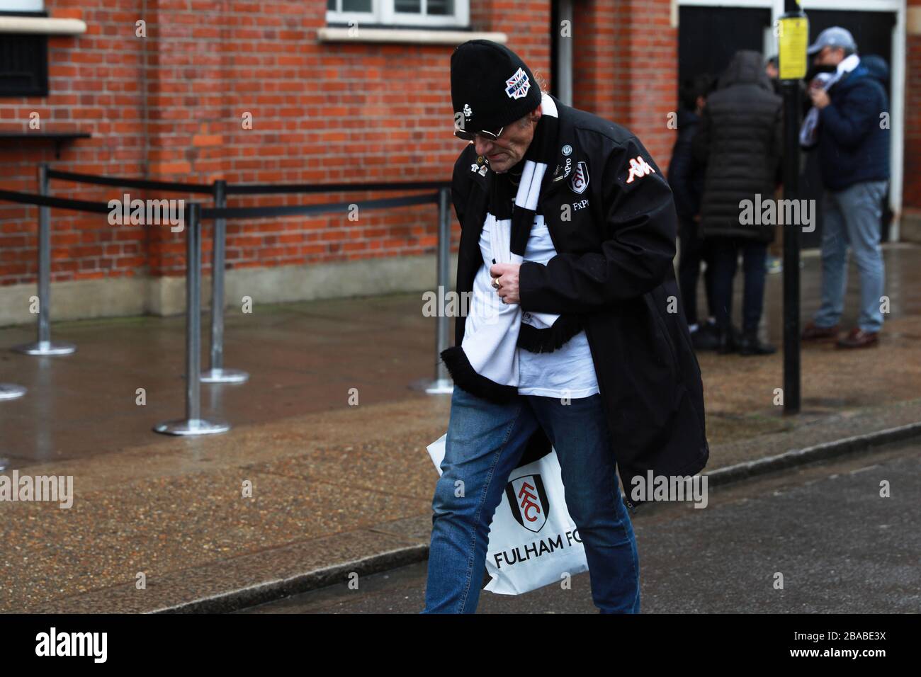 Un sostenitore di Fulham prima della partita Foto Stock