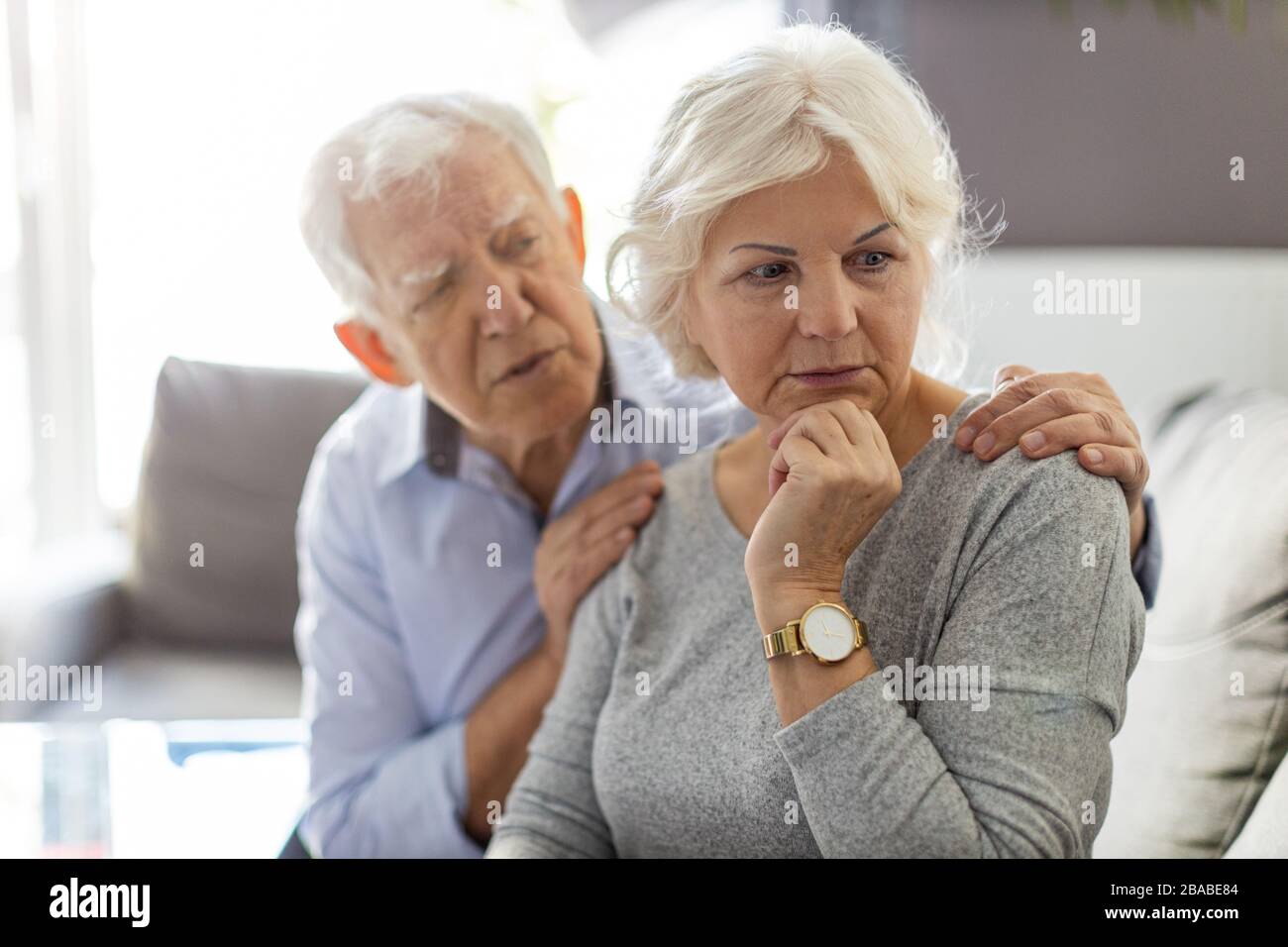 Uomo anziano che consolava la moglie Foto Stock