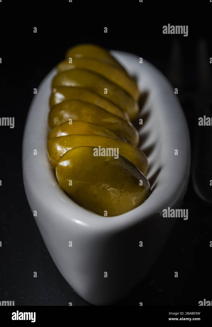 Olive verdi nel piatto da servire. Foto Stock