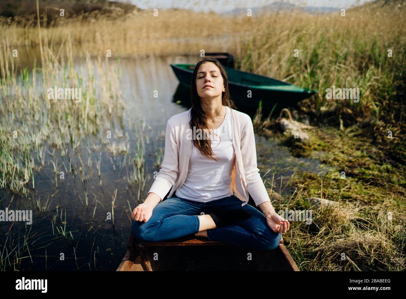 Donna meditando in natura.fuga da stressante reality.memore donna praticante meditation.Breathing technique.Mental state issues menagement. Foto Stock