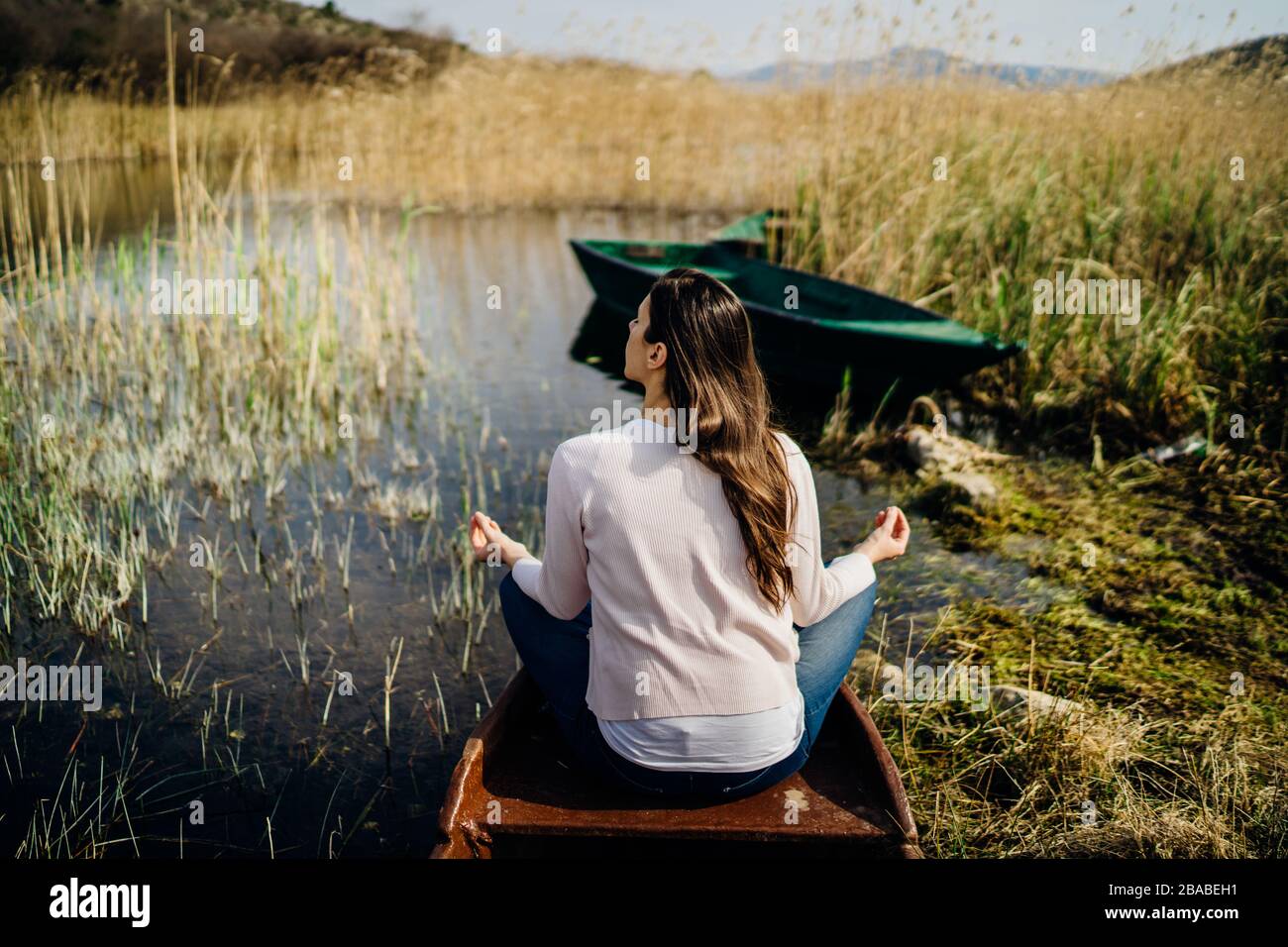 Donna meditando in natura.fuga da stressante reality.memore donna praticante meditation.Breathing technique.Mental state issues menagement. Foto Stock