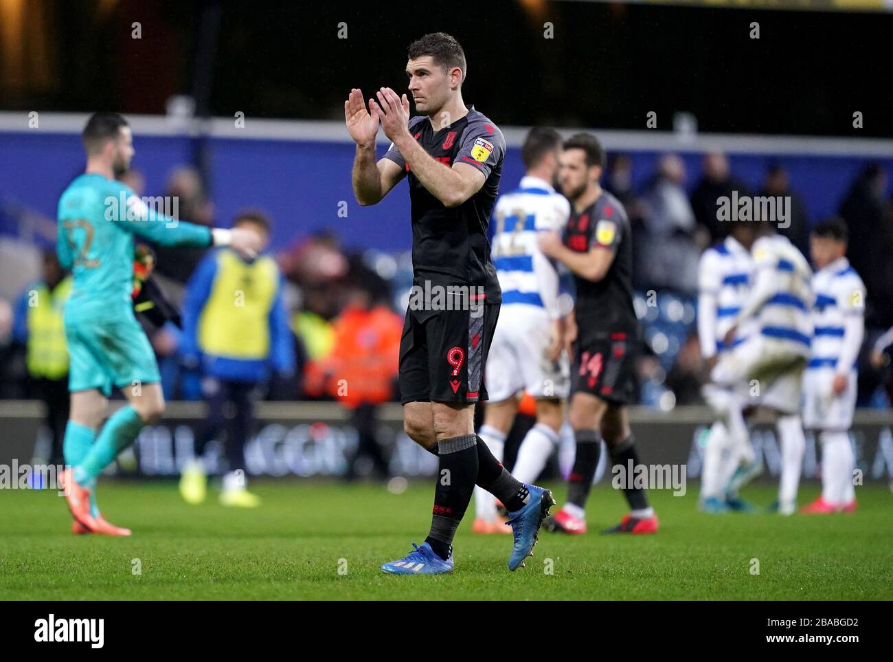 Sam Vokes di Stoke City applaude i fan alla fine della partita Foto Stock