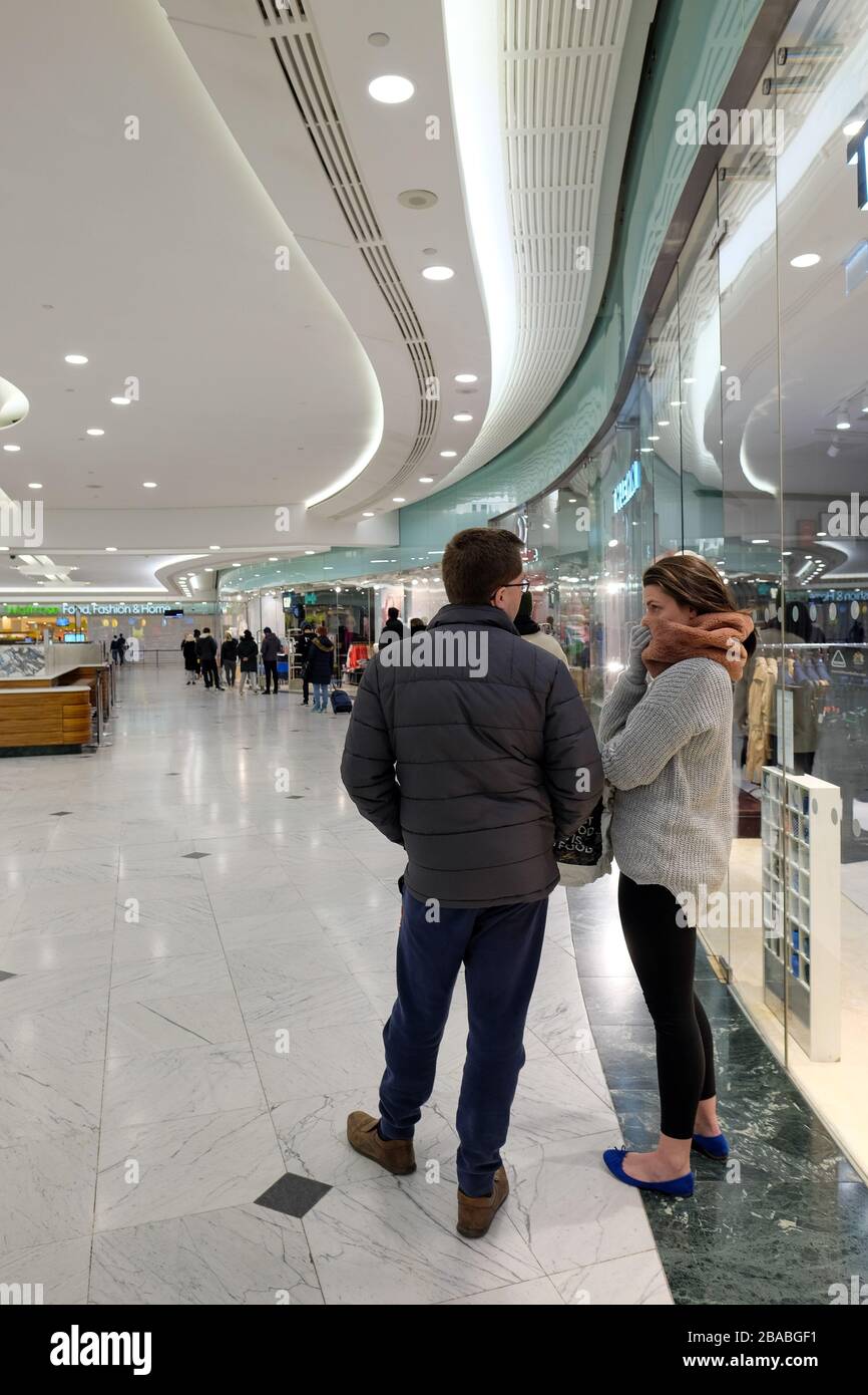 Londra UK, Canary Wharf, gli amanti dello shopping in coda a Waitrose Foto Stock