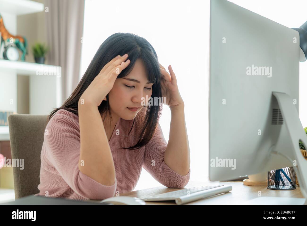 Candida di giovane donna asiatica single business stress con progetto business plan su computer portatile o notebook in ufficio a casa. Persone asiatiche occupate Foto Stock