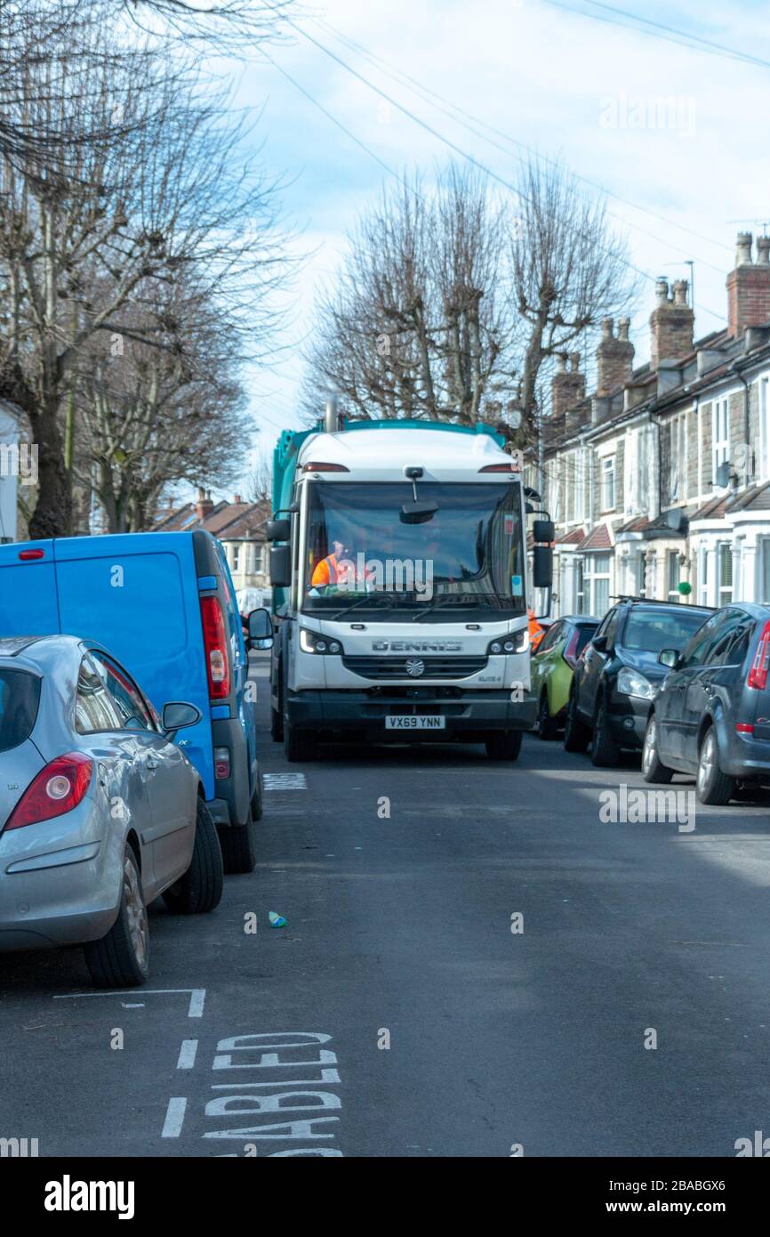 Bristol-Marzo 2020-Inghilterra-una vista ravvicinata del camion dei rifiuti di Bristol lungo una strada molto stretta Foto Stock