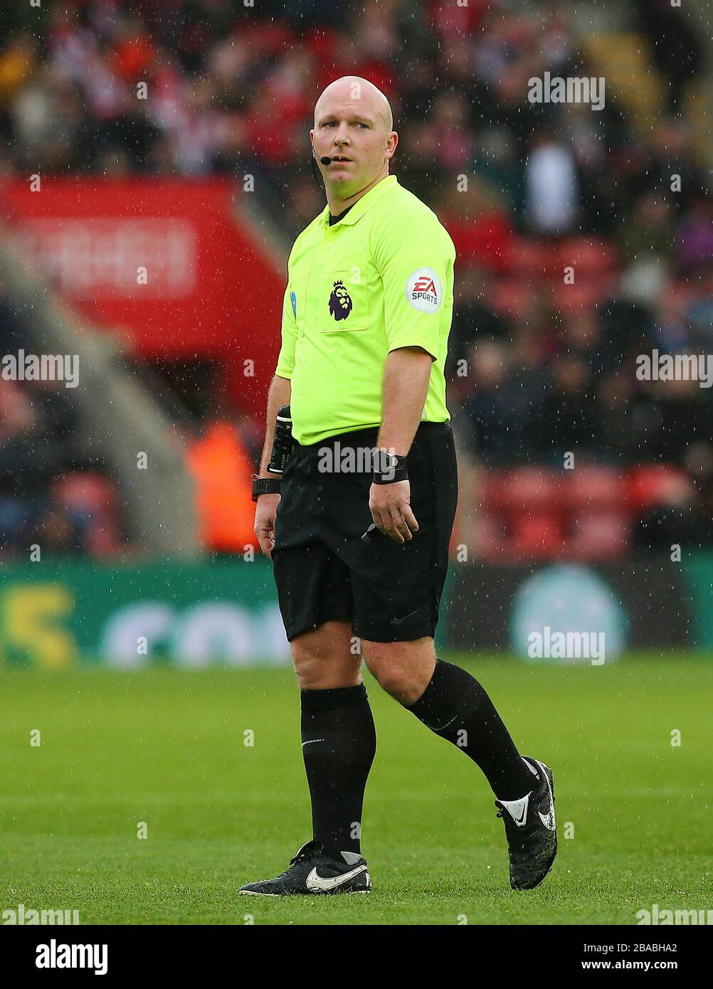 Arbitro della corrispondenza Simon Hooper Foto Stock