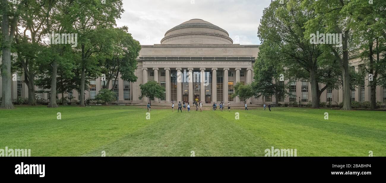 Vista su un grande edificio e parco a Cambridge, Massachusetts, Stati Uniti Foto Stock