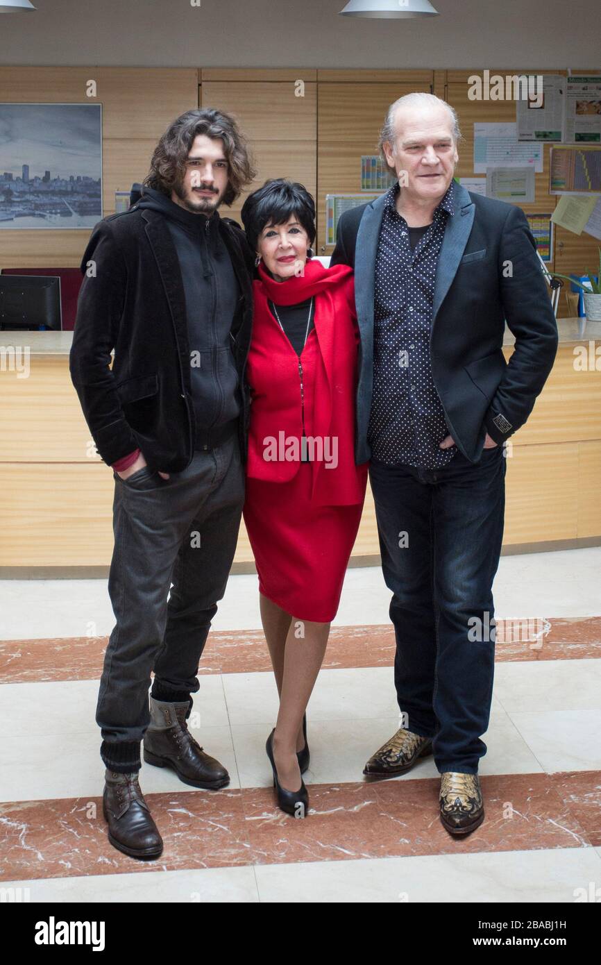 Gli attori Concha Velasco, Lluis Homar (R) e Yon Gonzalez (L) si pongono durante la presentazione dello spettacolo televisivo `Bajo Sospecha´ a Madrid, Spagna. 11 gennaio 2016. ( Foto Stock