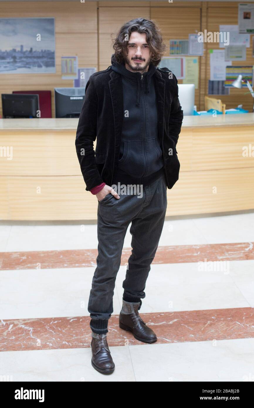 L'attore Yon Gonzalez si pone durante la presentazione dello spettacolo televisivo `Bajo Sospecha´ a Madrid, Spagna. 11 gennaio 2016. (ALTERPHOTOS/Victor Blanco) Foto Stock