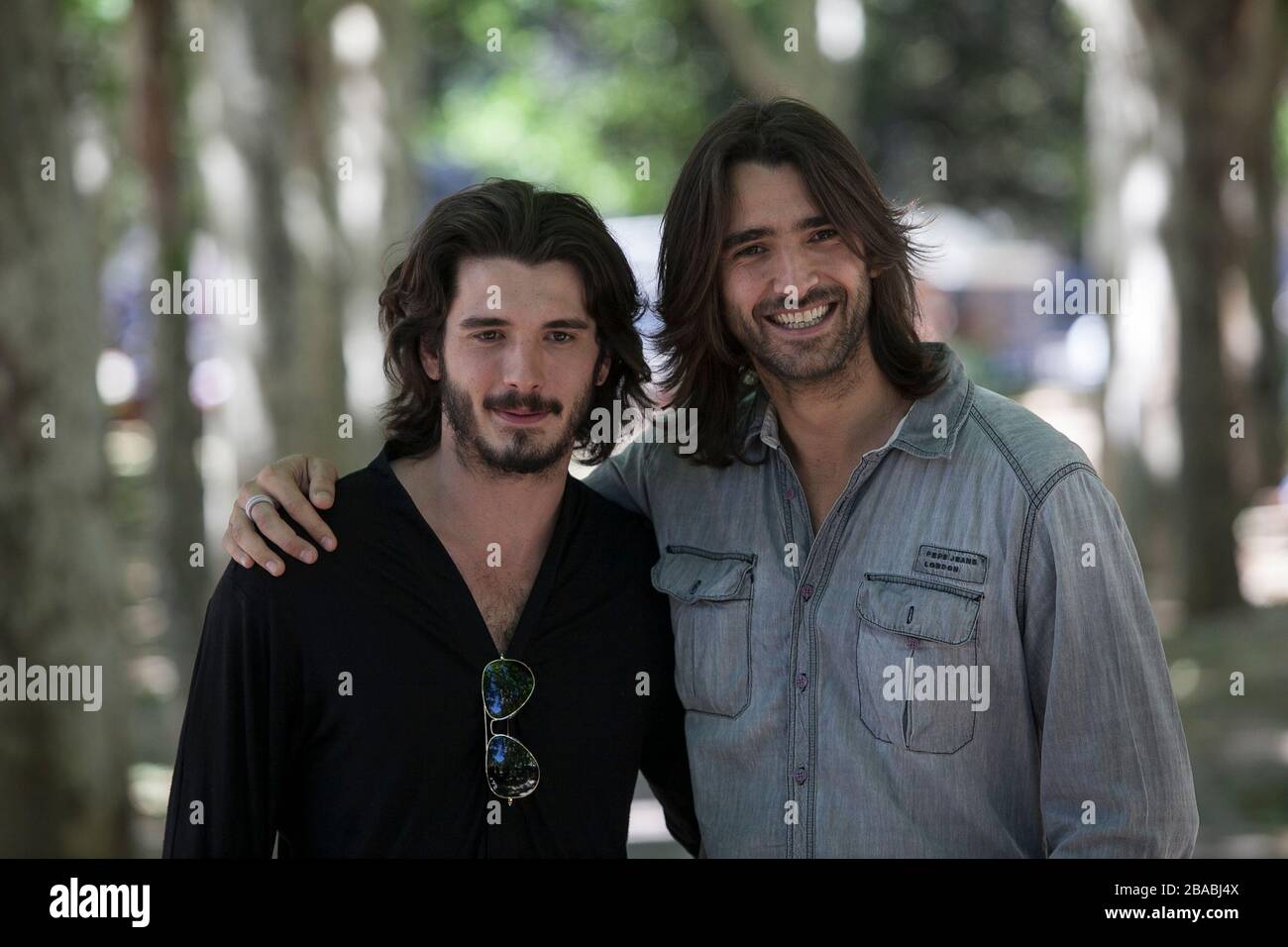Gli attori spagnoli Yon Gonzalez (L) e Aitor Luna posano durante la prima del film `Matar el Tiempo´ a Madrid, Spagna. 27 maggio 2015. (ALTERPHOTOS/Victor Blanco) Foto Stock