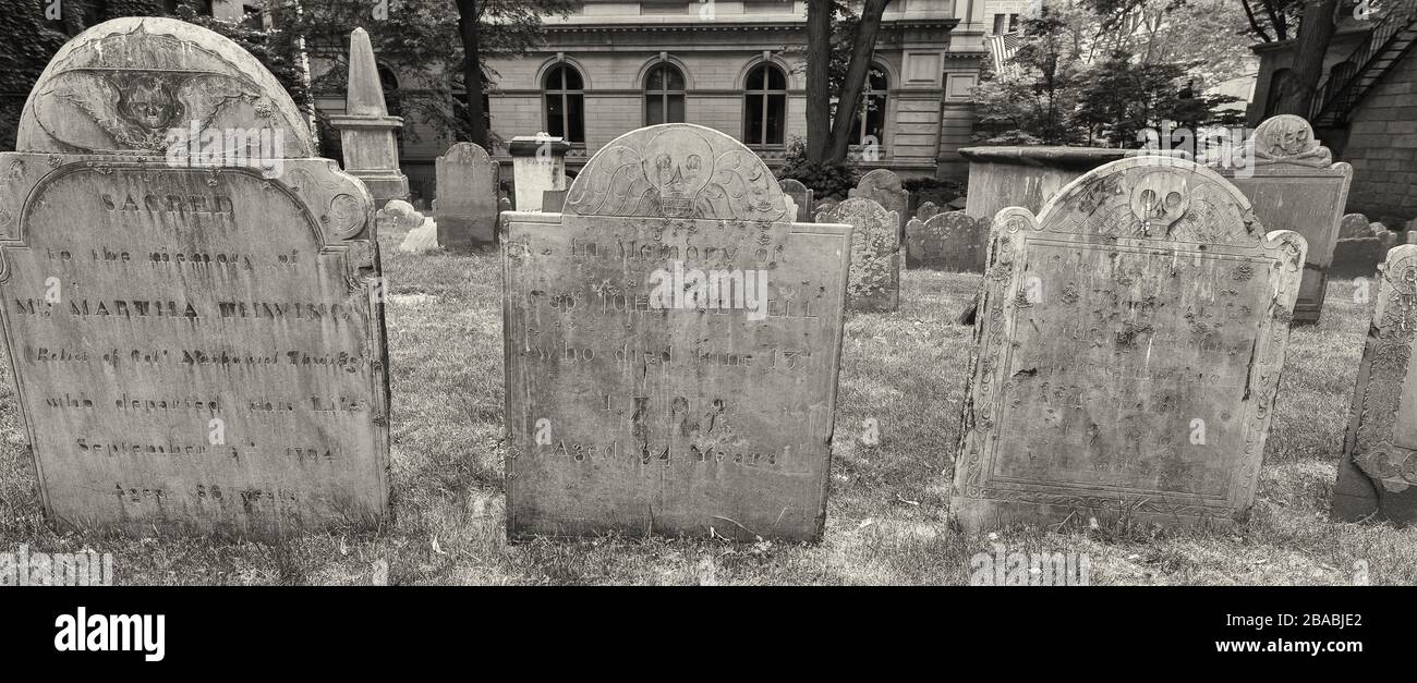 Pietre miliari nella Kings Chapel Burying Ground, Boston, Massachusetts, Stati Uniti Foto Stock