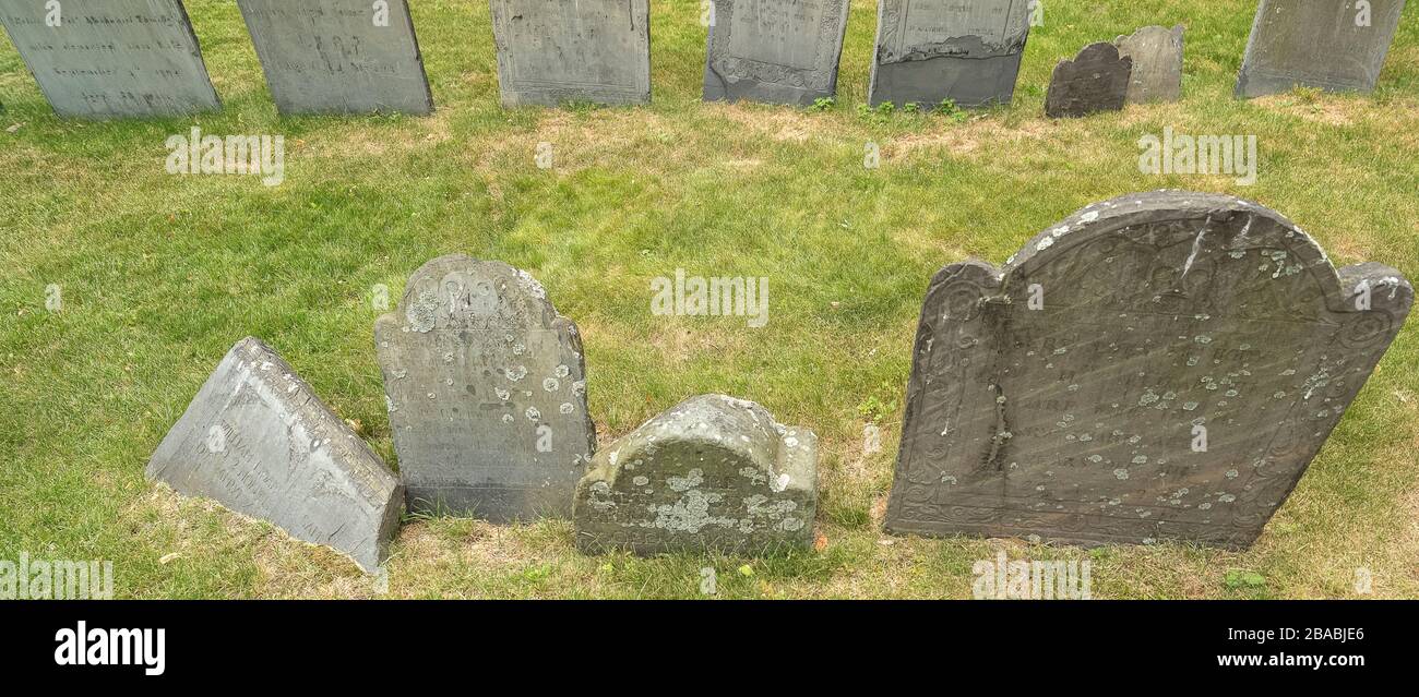 Pietre miliari nella Kings Chapel Burying Ground, Boston, Massachusetts, Stati Uniti Foto Stock