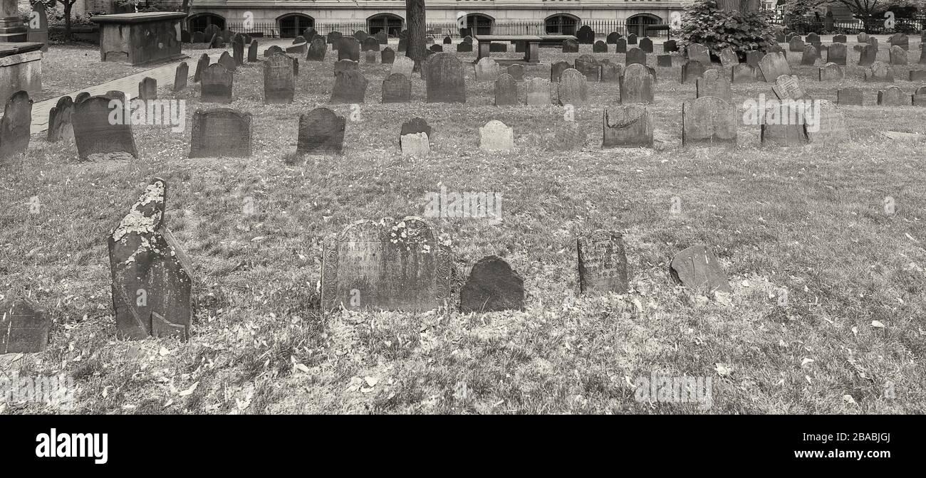 Pietre miliari nella Kings Chapel Burying Ground, Boston, Massachusetts, Stati Uniti Foto Stock