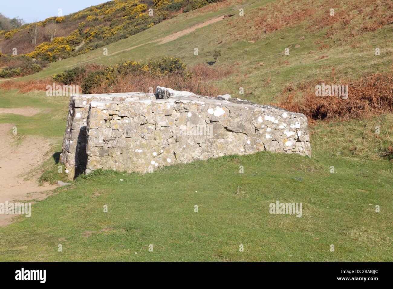 Una remota pietra costruita punto di osservazione nella base di una valle discretamente nascosto e difficile da notare da entrambe le estremità della valle. Foto Stock