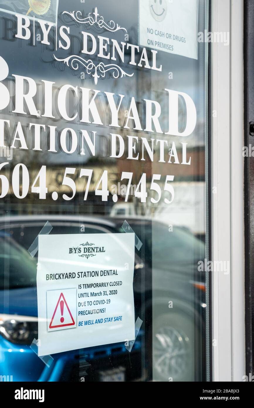 Surrey, Canada - 25 marzo 2020: Cartello sulla porta anteriore dell'ufficio dentale che annuncia la chiusura durante la pandemia di Coronavirus Foto Stock