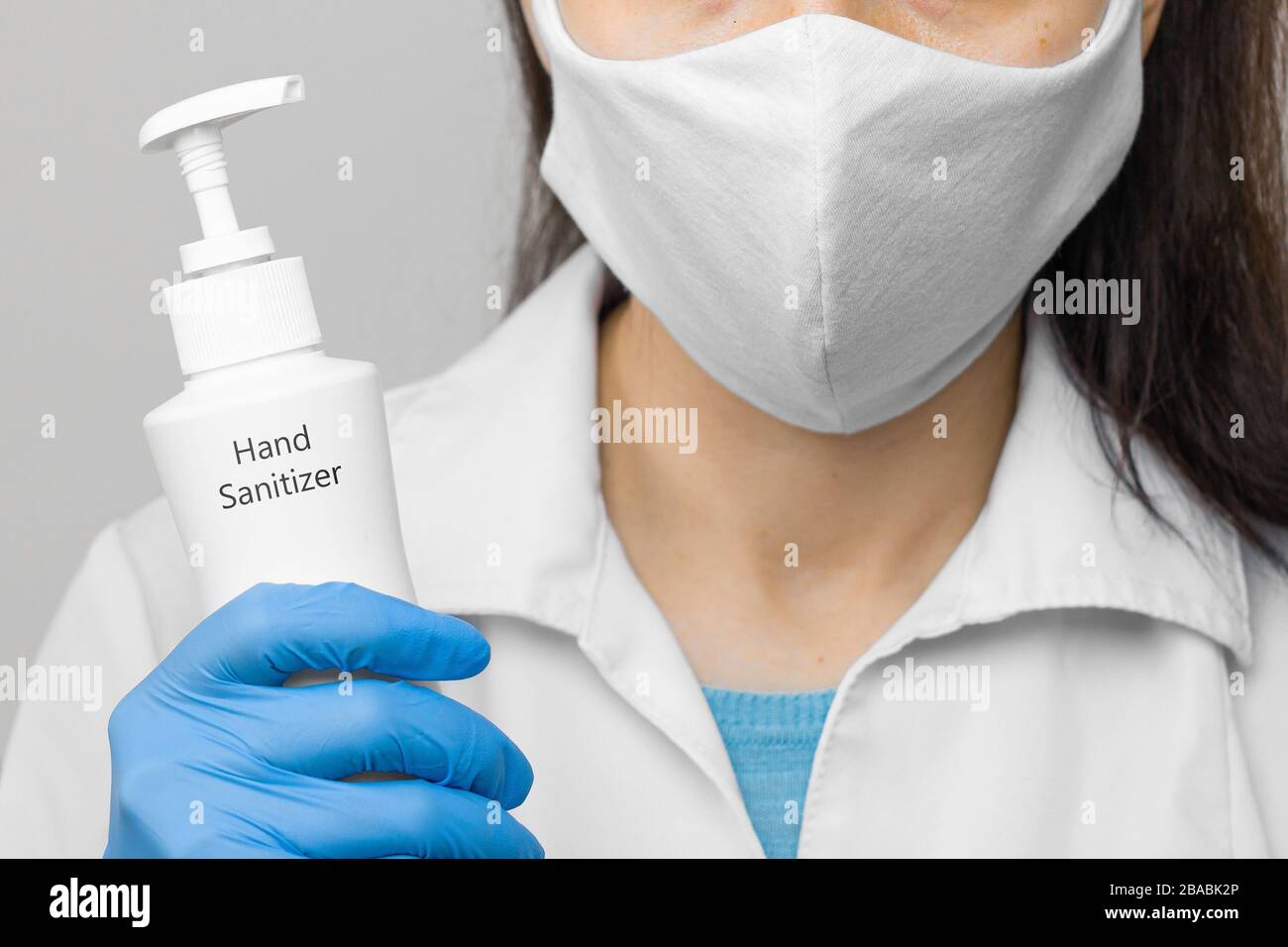 Prevenzione di coronavirus, virus influenzale e pandemia con gel igienizzante per le mani in donne. Concetto di consulenza dei medici. Foto Stock