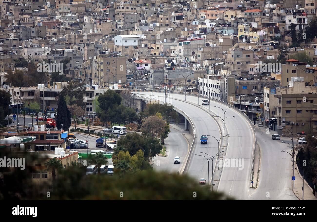 Amman, Giordania. 26 marzo 2020. Pochi veicoli sono visti su un'autostrada ad Amman, Giordania, il 26 marzo 2020. La Giordania ha confermato giovedì 40 nuovi casi di COVID-19, portando il numero totale nel paese a 212, secondo il ministro della sanità. Credit: Mohammad Abu Ghosh/Xinhua/Alamy Live News Foto Stock