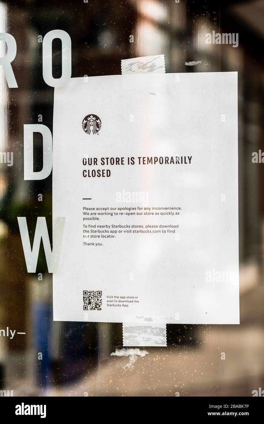 Surrey, Canada - 25 marzo 2020: Cartello sulla porta anteriore della caffetteria Starbucks che annuncia la chiusura durante la pandemia di Coronavirus Foto Stock
