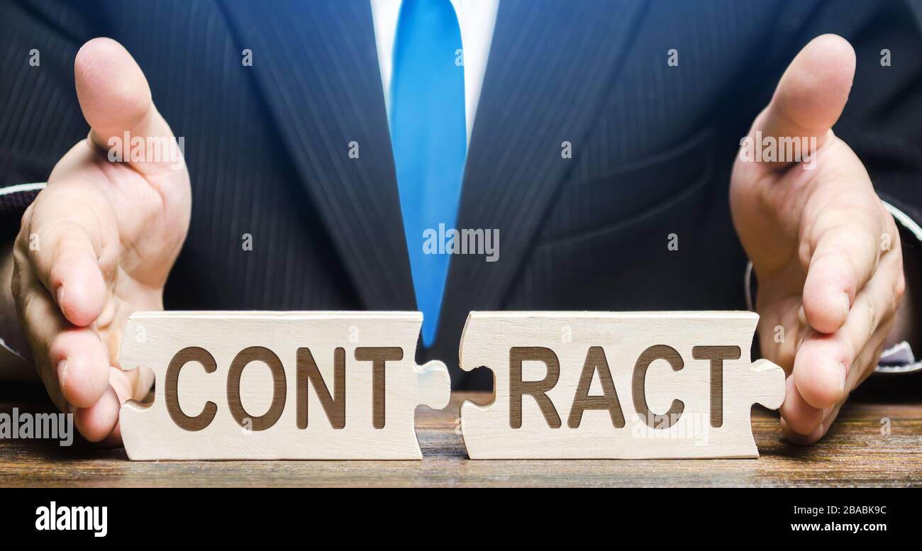 Businessman collega due puzzle con Word Contract. Firmare un contratto commerciale, assumere per la registrazione del lavoro una transazione di acquisto della trattativa. Rinnovo exte Foto Stock