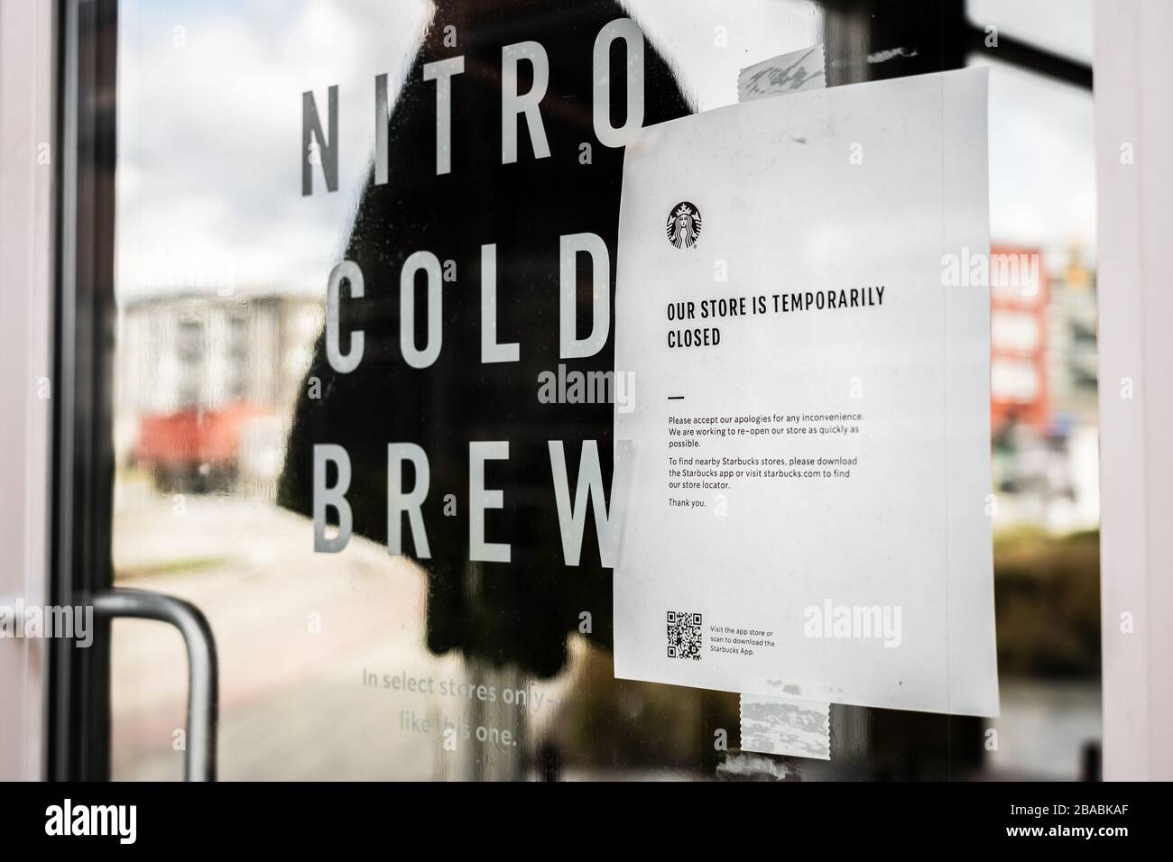 Surrey, Canada - 25 marzo 2020: Cartello sulla porta anteriore della caffetteria Starbucks che annuncia la chiusura durante la pandemia di Coronavirus Foto Stock