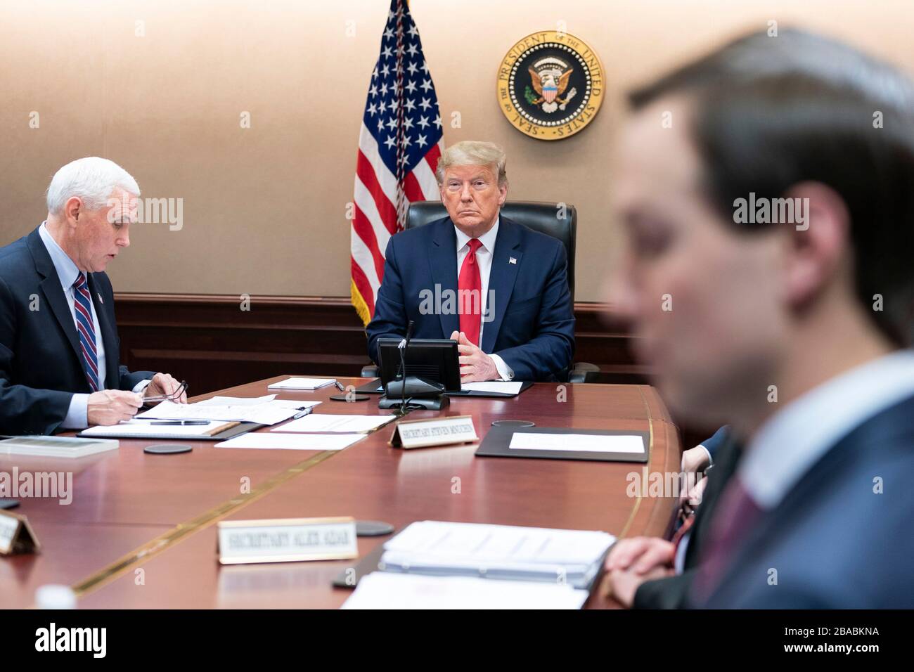 Washington, Stati Uniti d'America. 26 marzo 2020. Washington, Stati Uniti d'America. 26 marzo 2020. Il Presidente degli Stati Uniti Donald Trump, Unito al Vice Presidente Mike Pence, partecipa a una videoconferenza dei governatori sulla partnership per preparare, mitigare e rispondere a COVID-19 nella stanza della situazione della Casa Bianca il 26 marzo 2020 a Washington, DC. Credit: Swealah Craighead/White House Photo/Alamy Live News Foto Stock