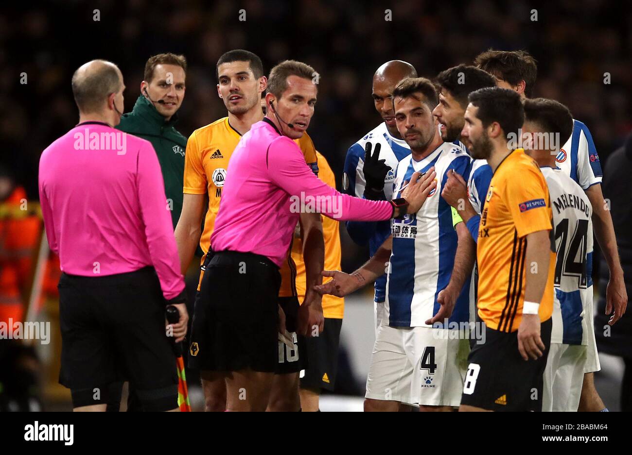 L'arbitro Tobias Stieler cerca di calmare i giocatori di Wolverhampton Wanders ed Espanyol dopo un'alterazione tra i giocatori Ruben Neves di Wolverhampton Wanderers e Ander Iturraspe di Espanyol Foto Stock