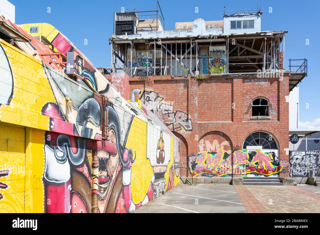 Edifici danneggiati dal terremoto con Graffiti, Manchester Street, Christchurch Central, Christchurch, Canterbury Region, Nuova Zelanda Foto Stock