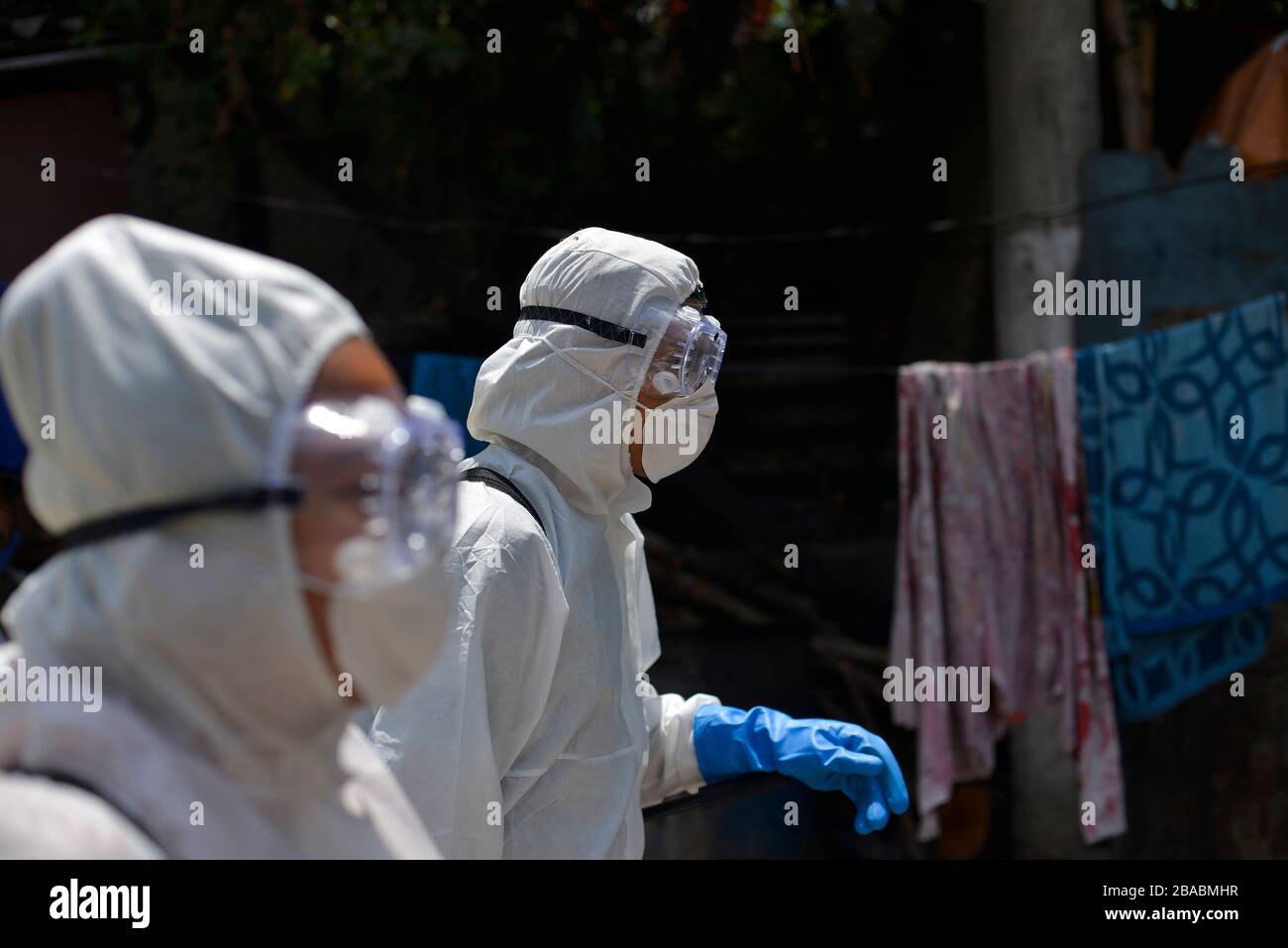 San Salvador, El Salvador. 26 marzo 2020. Gli operatori sanitari partecipano a uno sforzo di sanificazione per prevenire un focolaio di COVID19.IL governo ha messo in atto un coprifuoco di 24 ore e 30 giorni.SONO stati confermati 13 casi di COVID19. Credit: Camilo Freedman/ZUMA Wire/Alamy Live News Foto Stock