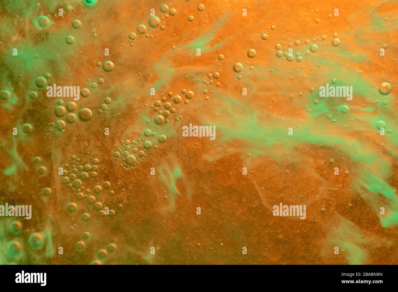 sfondo astratto con gocce d'acqua di colore arancione e verde Foto Stock