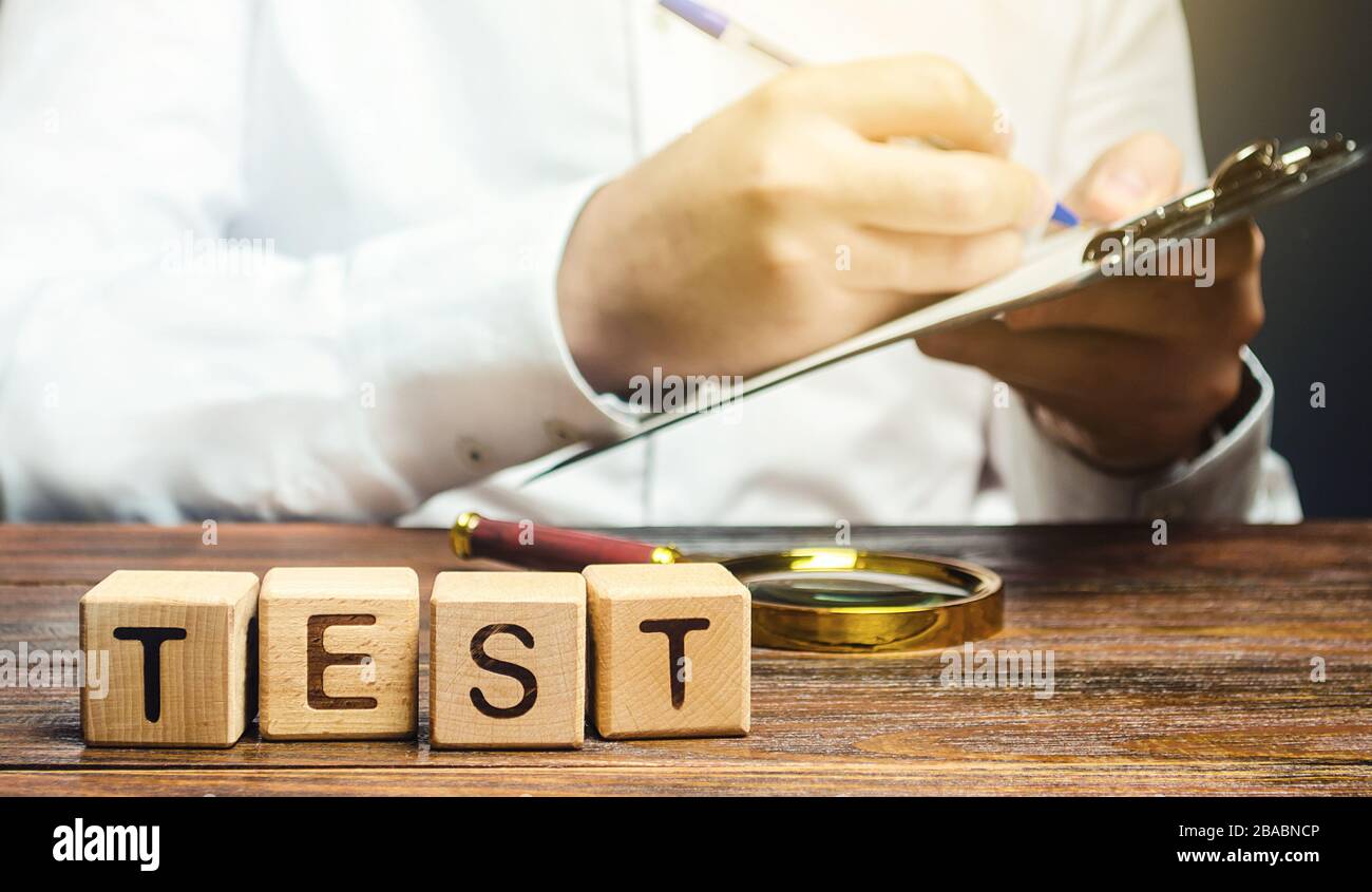 L'uomo fa un test e scrive i risultati su una tavoletta di carta. Controllo qualità, gestione dei processi aziendali. Test medici per coronavirus COVID-19 infe Foto Stock