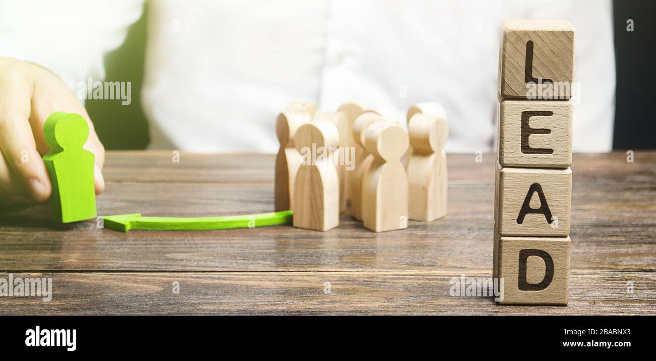 Un uomo nomina un leader a un gruppo di persone. Promozione di carriera al posto principale. Motivazione. Nomina ad un posto responsabile, gestione strategica pl Foto Stock