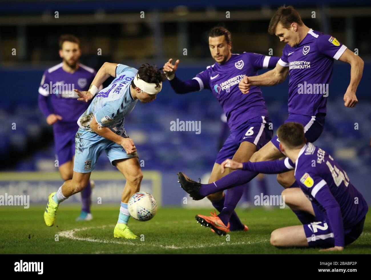 Il Callum o'Hare di Coventry City attacca i difensori di Portsmouth Foto Stock