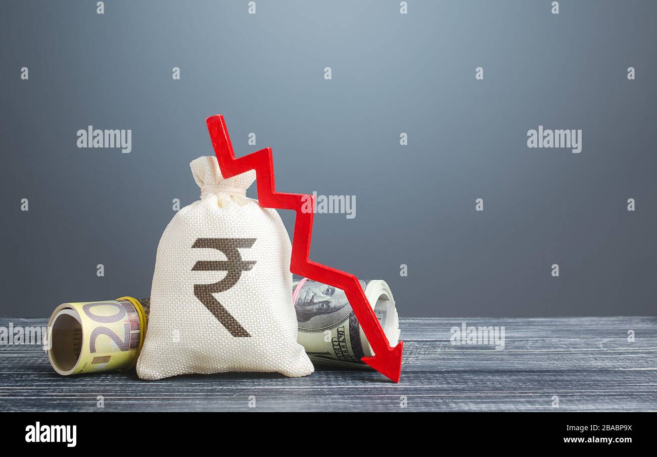 Rupie indiano sacchetto di soldi e freccia rossa giù. Difficoltà economiche. Fuga di capitali, rischi elevati. Spese. Crisi, risparmio in perdita. Stagnazione, recesso Foto Stock