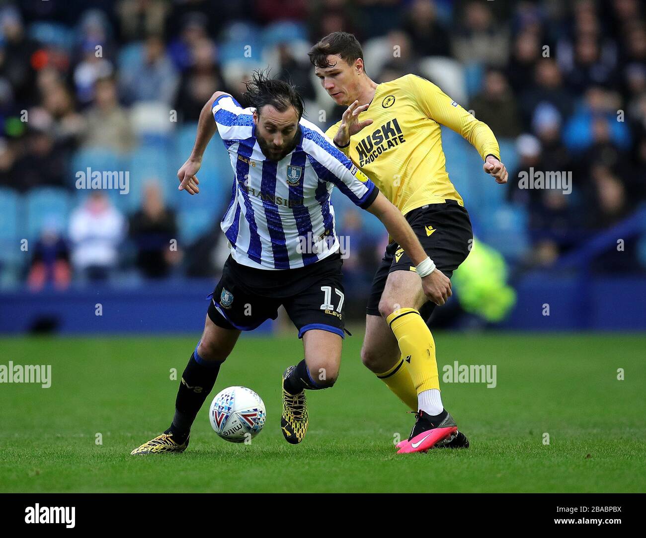 Sheffield Wednesday's ATDHE Nuhiu (a sinistra) e Millwall's Jake Cooper combattono per la palla Foto Stock