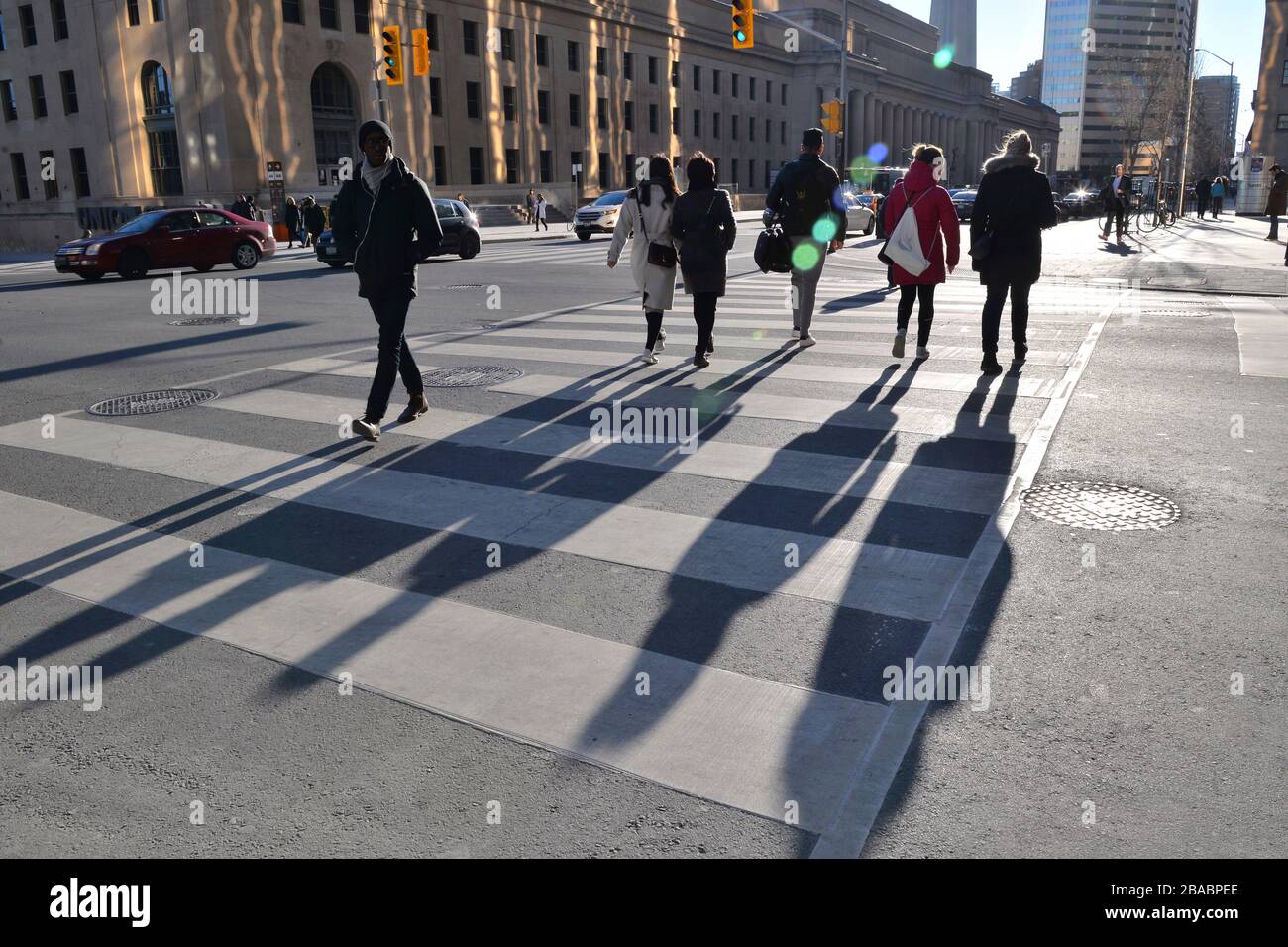 Camminando sul crosswalk in centro Foto Stock