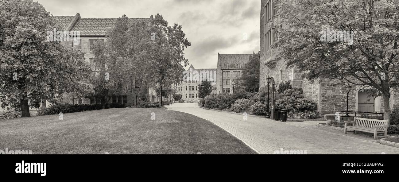 Passaggio pedonale tra gli edifici del Boston College, Chestnut Hill vicino a Boston, Massachusetts, Stati Uniti Foto Stock