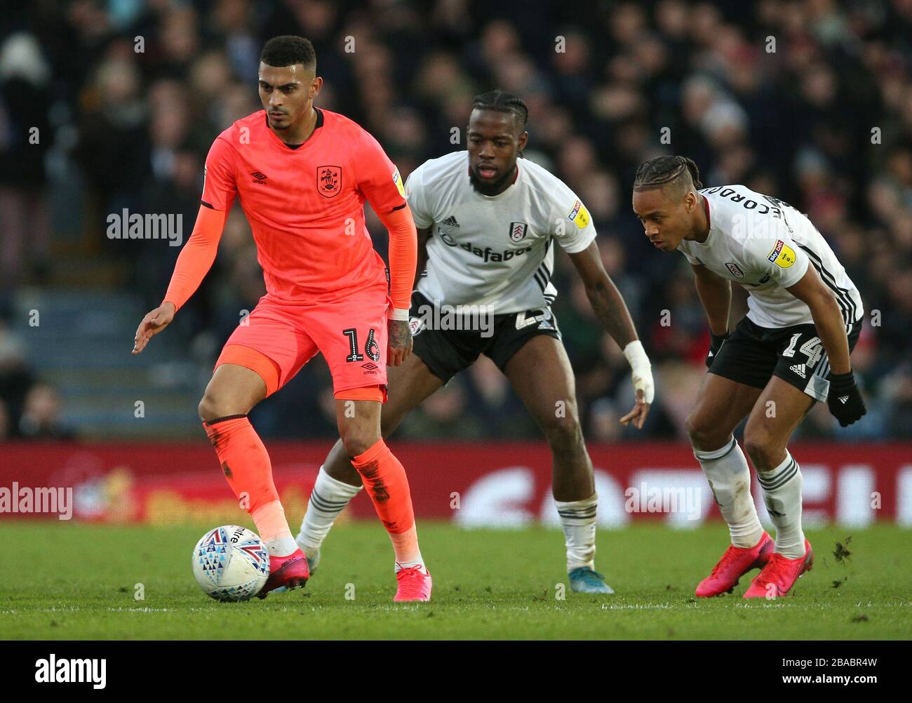 Josh Onomah di Fulham (al centro) e Bobby Decordova- Reid (a destra) sfidano Karlan Ahearne-Grant di Huddersfield Town per la palla Foto Stock
