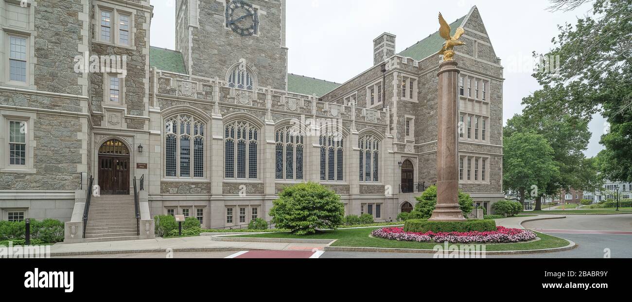 Statua dell'Aquila di fronte all'edificio Gasson Hall, Chestnut Hill vicino a Boston, Massachusetts, Stati Uniti Foto Stock