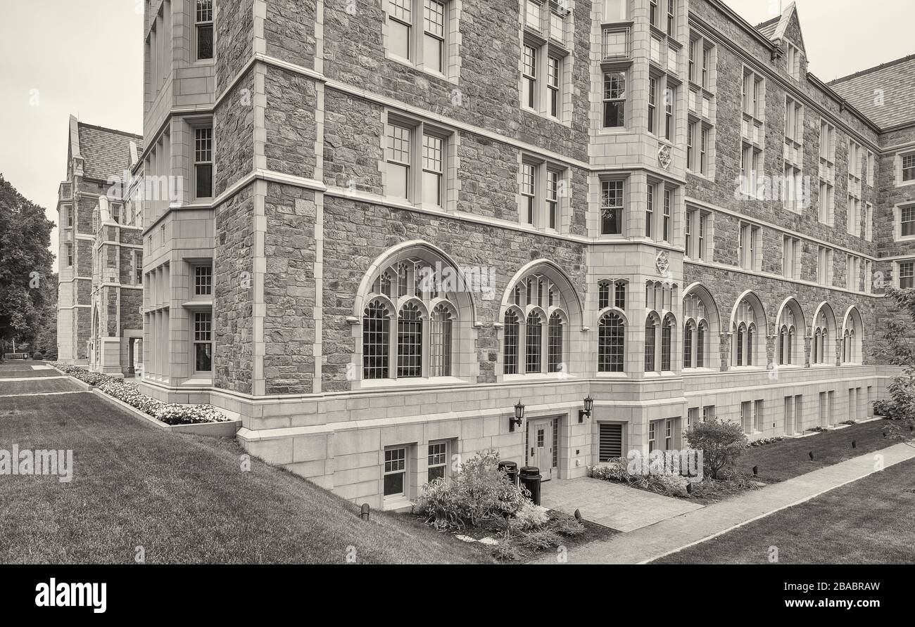 Vista laterale dell'edificio St. Mary Hall, Chestnut Hill vicino a Boston, Massachusetts, Stati Uniti Foto Stock