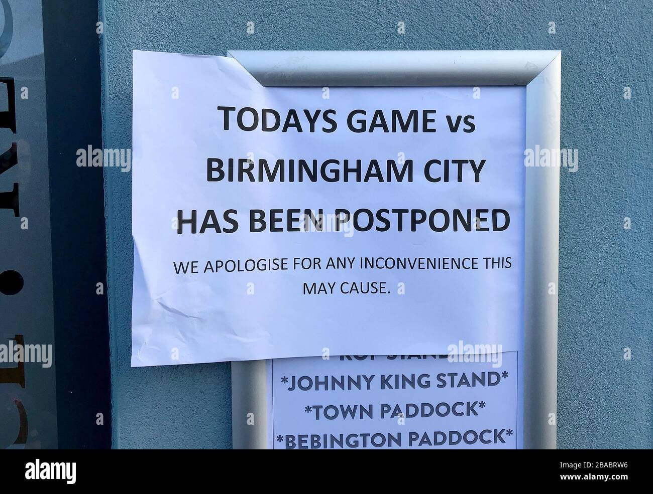 Una vista di un cartello a Prenton Park che indica che il gioco è stato rimandato. Foto Stock