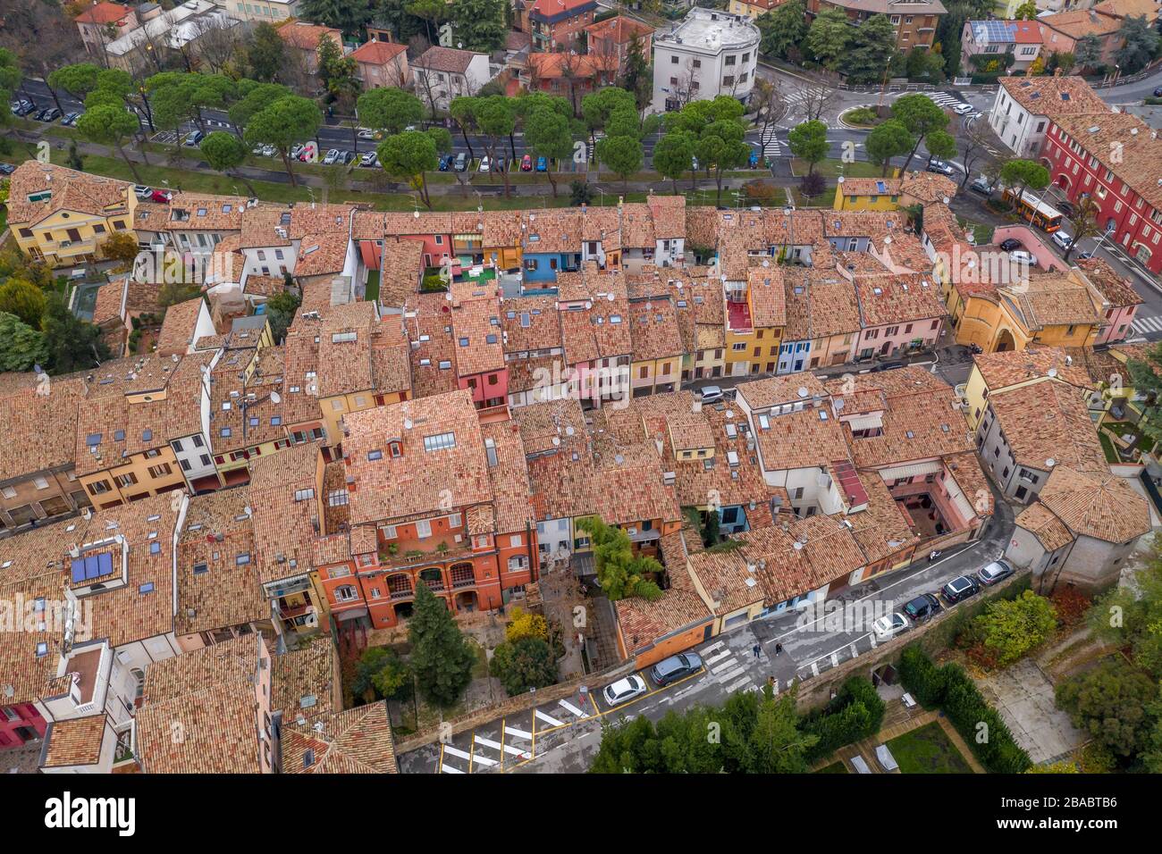Vista aerea delle case colorate nel centro di Cesena, circondato dalle mura della città in Italia Foto Stock