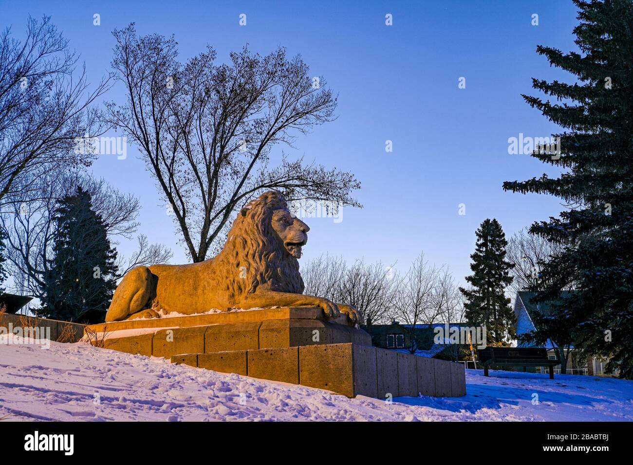 Center Street Bridge Lion, riposizionato a Rotary Park, Calgary, Alberta, Canada Foto Stock