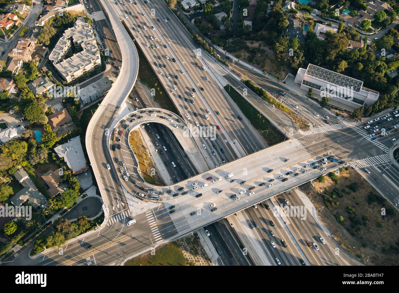Traffico sul cavalcavia della città, Los Angeles, California, Stati Uniti Foto Stock