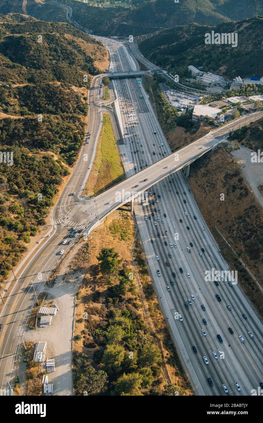 Veduta aerea della superstrada tra le montagne di Los Angeles, California, Stati Uniti Foto Stock