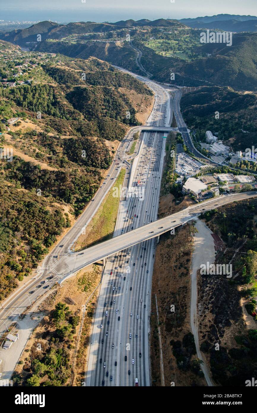 Veduta aerea della superstrada tra le montagne di Los Angeles, California, Stati Uniti Foto Stock